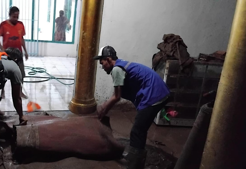  Relawan LAZDAI Peduli Gerak Cepat Bantu Penyintas Banjir Way Lunik Panjang