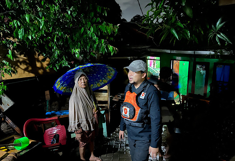  Anggota DPRD Bandar Lampung Agus Widodo Turun Langsung Bantu Penyintas Banjir di Way Lunik Panjang