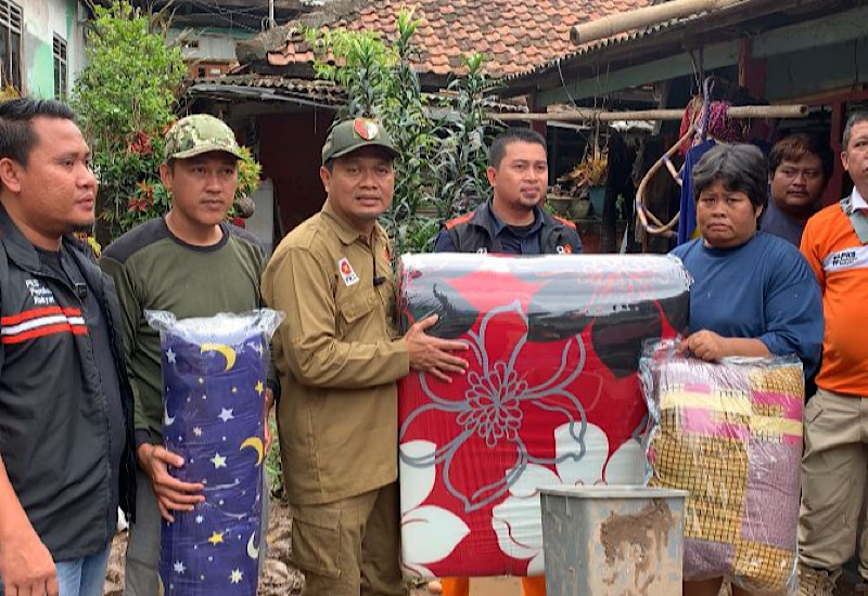  Ketua PKS Lampung Mufti Salim Bantu Penyintas Banjir Way Lunik, Dapur Umum Kader Sumbang 600 Nasi Bungkus/Hari