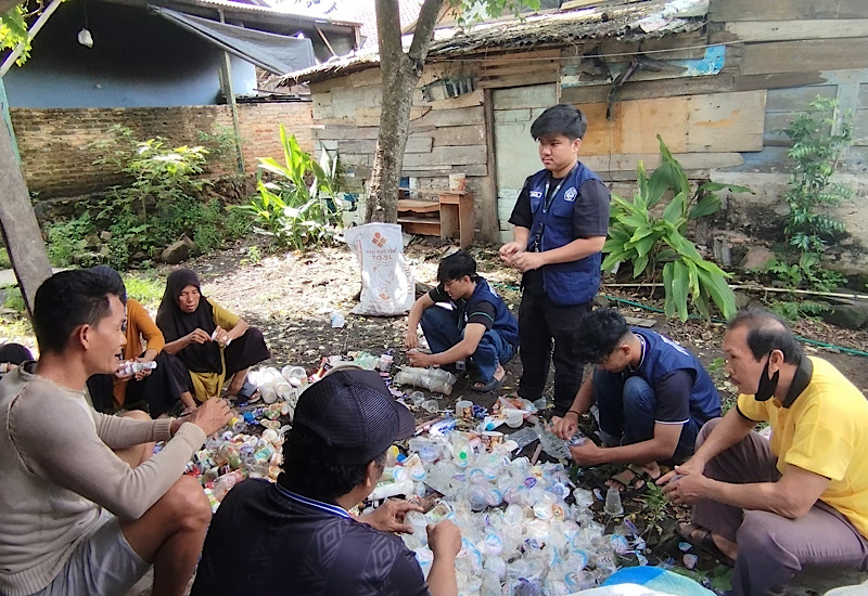  Warga Antusias Sambut Bank Sampah Maja Bersama, Mahasiswa KKN Unila Hadiri Kegiatan Perdana