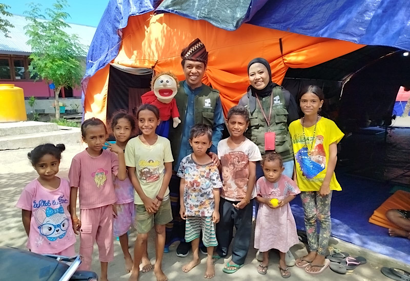 Jarwo Songha Pendongeng Lampung Hibur Anak-Anak Penyintas Bencana Gunung Meletus di Flores