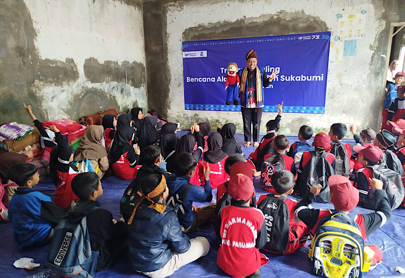  Jarwo Songha Mendongeng untuk Trauma Healing Anak-anak Penyintas Tanah Longsor Sukabumi