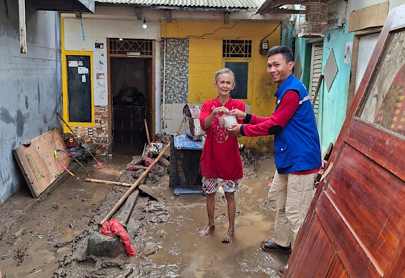  Relawan LAZDAI Distribusikan Sarapan dan Makan Siang untuk Penyintas Banjir Bandar Lampung