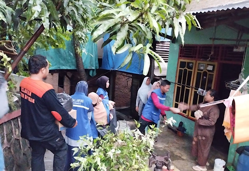  Dukung Pemulihan Pascabanjir, LAZDAI Salurkan Makan Malam di Panjang