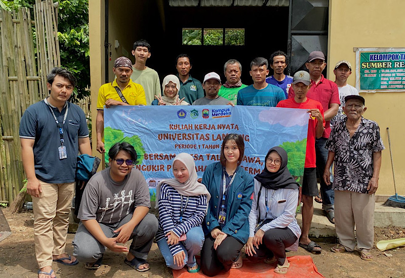  Mahasiswa KKN Unila Penyuluhan Pemanfaatan Limbah Batang Pisang sebagai Pupuk Organik Cair