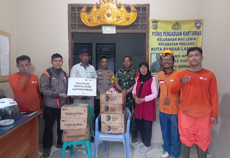  Rumah Zakat Salurkan 252 Kaleng Superqurban untuk Penyintas Banjir Way Lunik Panjang Bandar Lampung