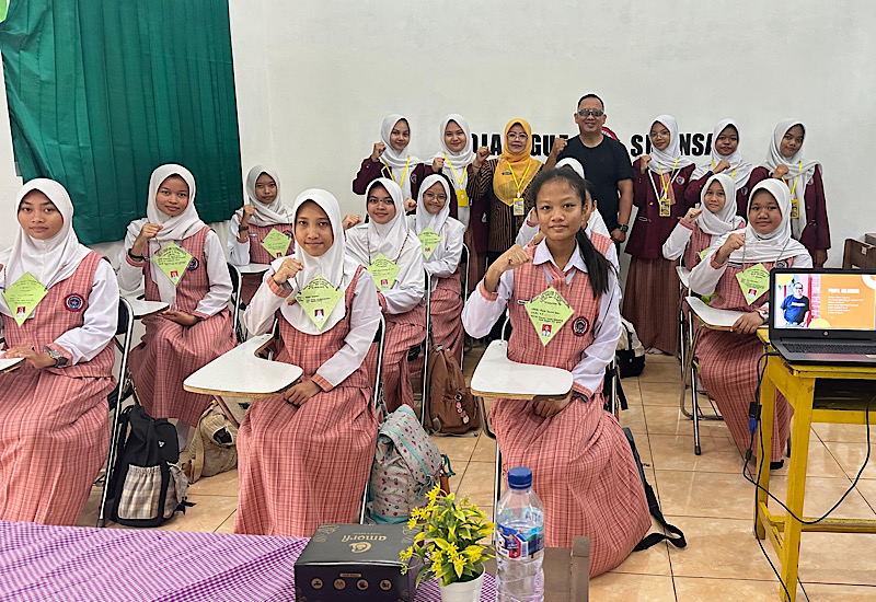  Adian Saputra Narasumber Diklat Ekskul Jurnalistik ”Solusi” SMAN 1 Kota Metro, Peserta Dilatih Menulis Feature