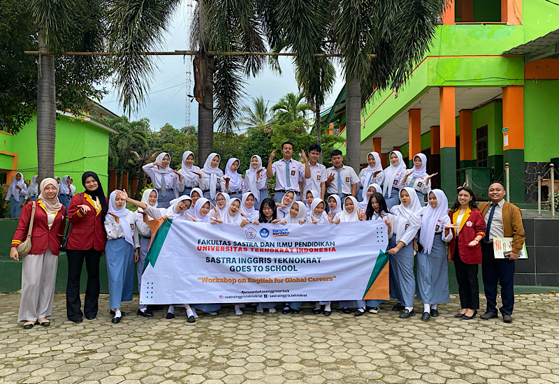  Pengabdian di SMKN 8 Bandar Lampung, Tim Universitas Teknokrat Indonesia Paparkan Urgensi Personal Branding, Affiliate Marketing, & English for Secretary