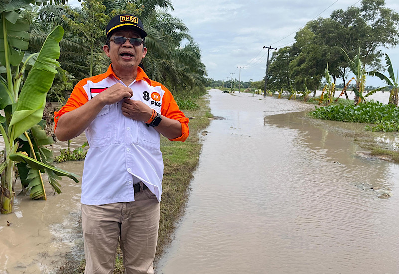  Wakil Ketua Fraksi PKS DPRD Lampung Yusnadi Bantu Penyintas Banjir Lamtim, Warga Ingin Tanggul Sawah Dibangun