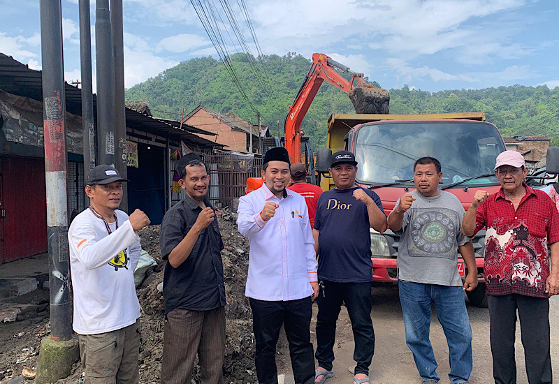  Agus Widodo Tinjau Penyebab Banjir Pidada Bareng Kadis PU, Drainase Segera Diperbaiki