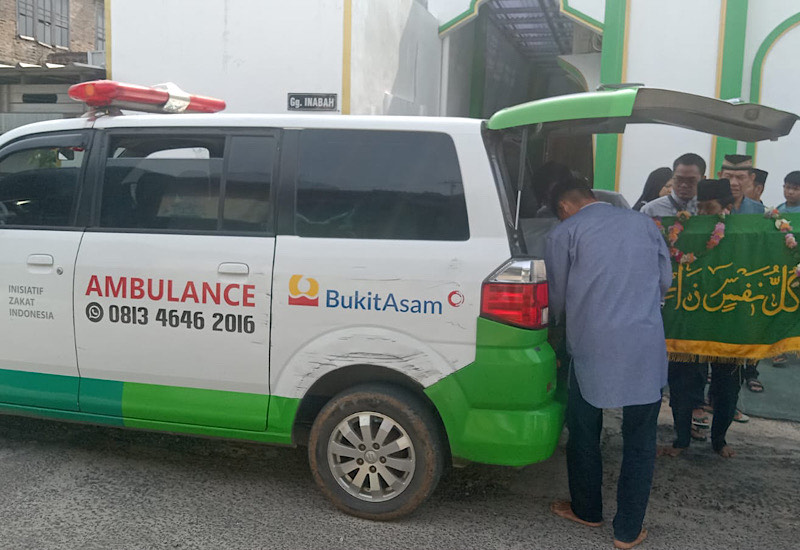  Ambulans IZI-PT Bukit Asam Antar Jenazah Wahyuna ke TPU Desa Suak Sidomulyo Lamsel