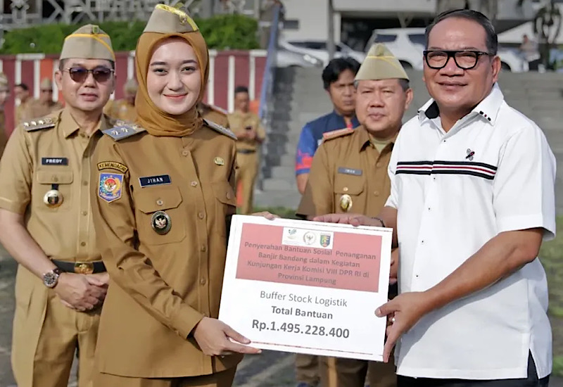 Jihan Nurlela Salurkan Bantuan Presiden untuk Tangani Banjir Rp1,49 Miliar