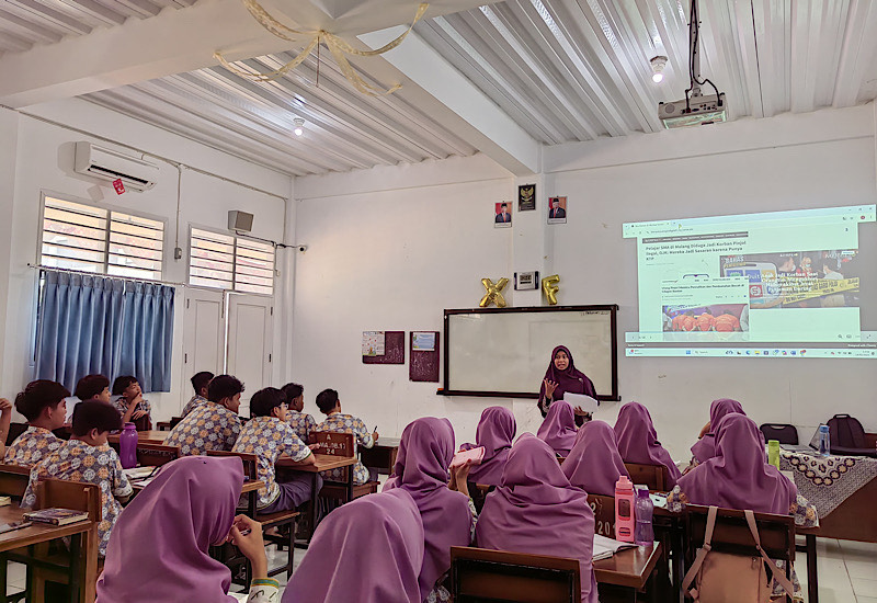  Ina Rahmi Diwasya Dosen Polinela Ajak Siswa SMAIT Daarul ‘Ilmi Cerdas Literasi Keuangan Digital