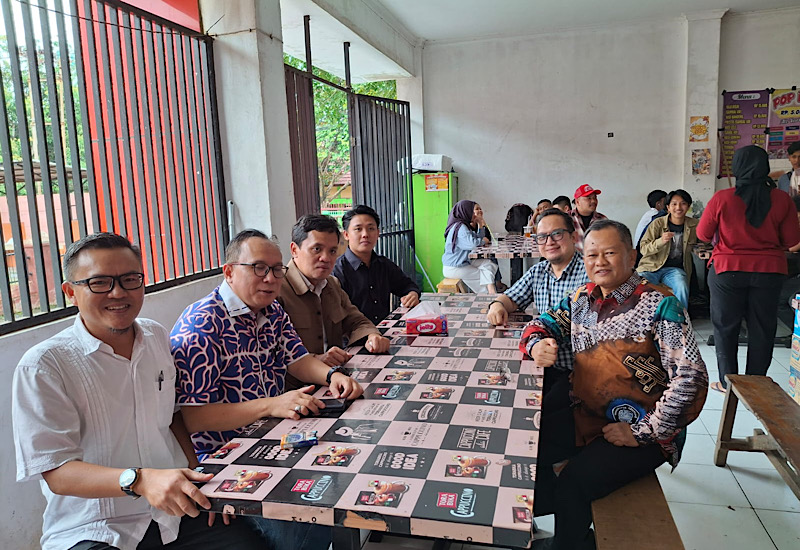  Singgah di Fakultas Hukum Unila, Ketua Komisi III DPR RI Habiburrohman Ngopi di Kantin Bareng Dosen