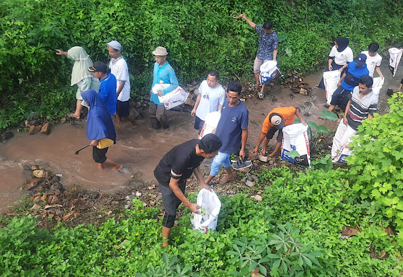  Maknai Hari Sampah Nasional, Mitra Bentala Ajak Warga Bersih-Bersih Sungai Desa Sidodadi Teluk Pandan Pesawaran