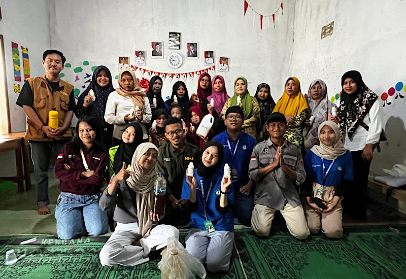  Mahasiswa KKN Unila Praktik Pupuk Organik Cair di Desa Purwodadi Way Sulan Lamsel, Anggota PKK Antusias