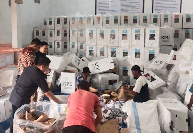  KPU Tanggamus Kosongkan Kotak Suara, Dikarungi Berdasar Pekon dan Kecamatan