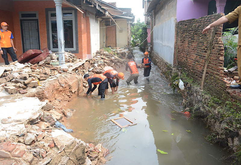  Pemkot Bandar Lampung Kerahkan Petugas Tangani Banjir di Tanjungseneng, Warga Beri Apresiasi