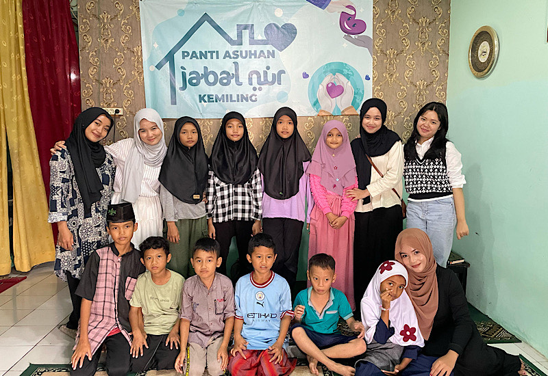  Model Lampung Jingga dan Teman-Teman Inisiasi Grow to Give, Berbagi kepada Yatim-Duafa