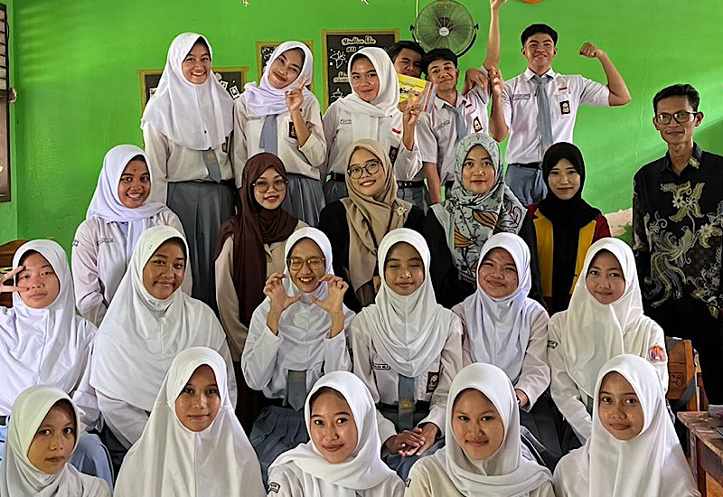  Universitas Teknokrat Indonesia Edukasi AI untuk Literasi dan Numerasi Siswa SMAN 1 Batanghari