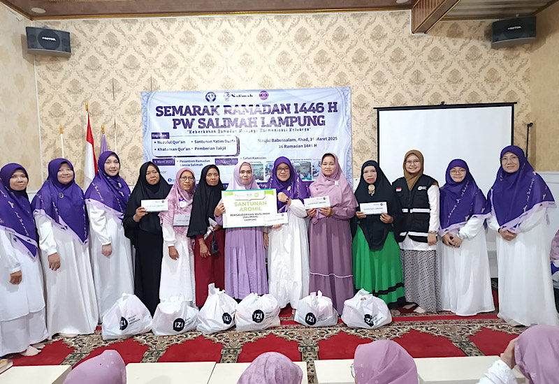  IZI-Salimah Lampung Santuni Aromil dan Santri Yatim-Duafa