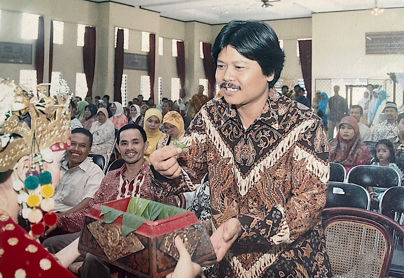 Parsel Lebaran dan Seragam Lampost dari Pak Djadjat