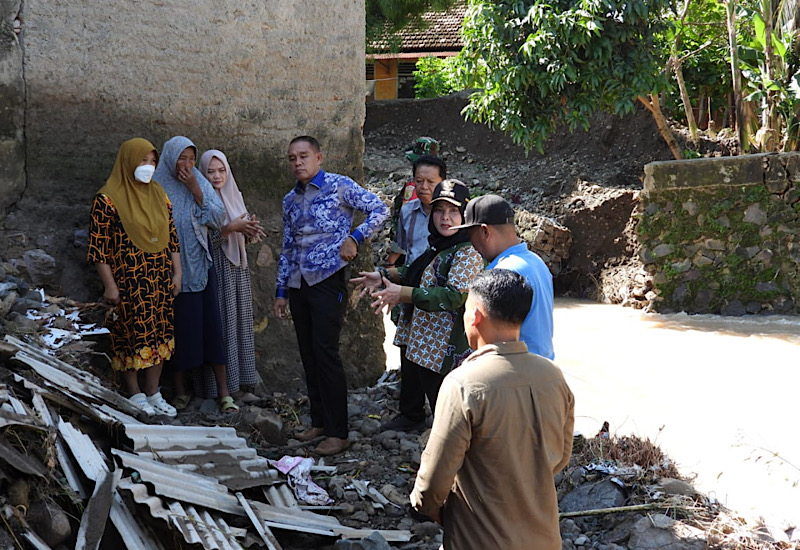  Pulang Retreat, Eva Dwiana Pantau Penyintas Banjir di Sukamaju Telukbetung Timur, Segera Normalisasi Sungai
