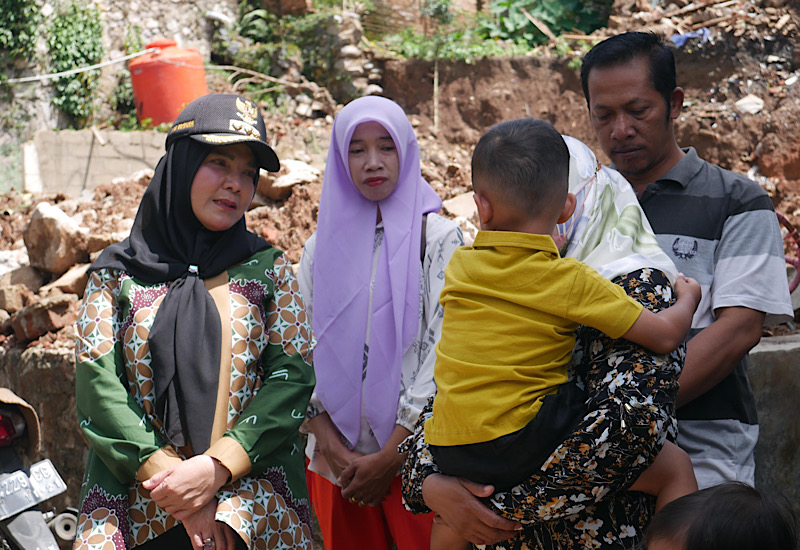  Eva Dwiana Salurkan Bantuan Keluarga Korban Meninggal di Gedongair, Rp200 Juta untuk Pendidikan Dua Yatim Piatu