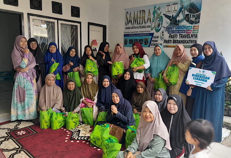  Warga Perumahan Bukit Bilabong Jaya Terima Puluhan Paket Sembako Idulfitri LAZDAI Peduli