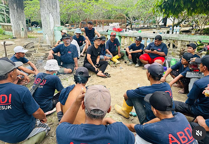 Syukron Muchtar Bersama Ketua RT dan RW Bersihkan Jalan Makam Kelurahan Fajaresuk Pringsewu