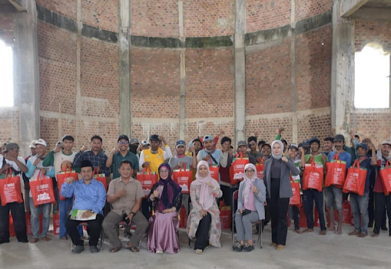  Universitas Teknokrat Indonesia Beri Bingkisan Lebaran Pekerja Masjid Al Hijrah Kota Baru, Ini Pesan Pembina Yayasan