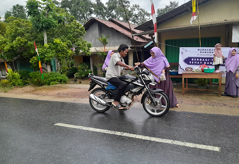  Hujan Deras Tak Halangi Anggota Salimah Merbau Mataram Bagikan Takjil ke Pengendara