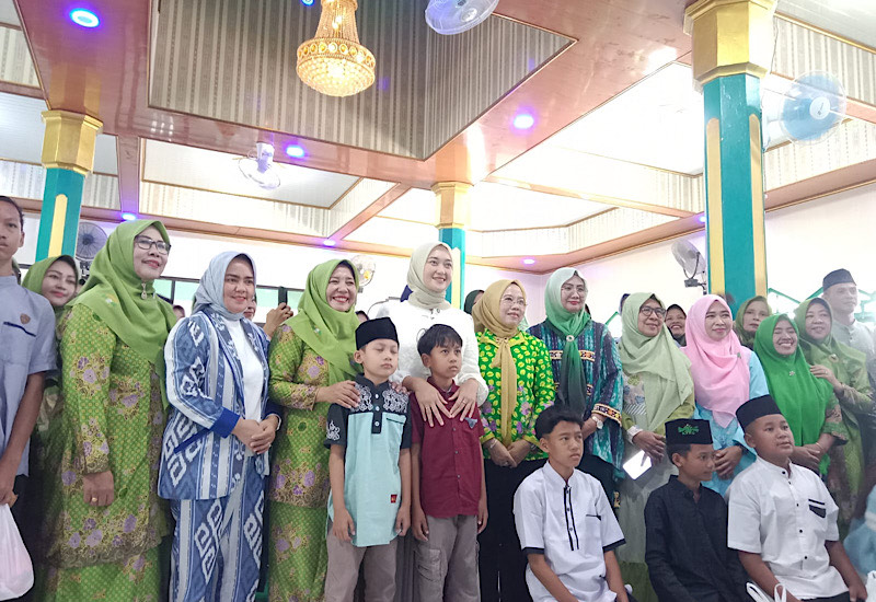  Kolaborasi Pemprov, Muslimat NU Lampung Santuni Yatim dan Gelar Pasar Murah