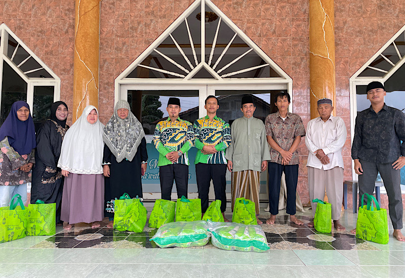  Alumni SMPN 2 Bandar Lampung 1994 dan SMAN 2 Bandar Lampung 1997 Salurkan 72 Bingkisan Lebaran, Tahun Depan Target 100 Paket