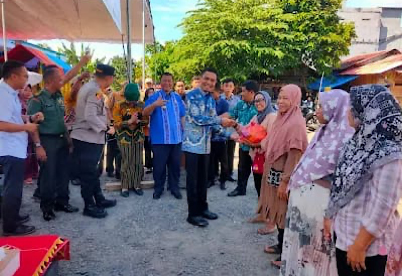  Wakil Bupati Tanggamus Agus Suranto Buka Bazar Bahan Pokok di Terminal Kotaagung