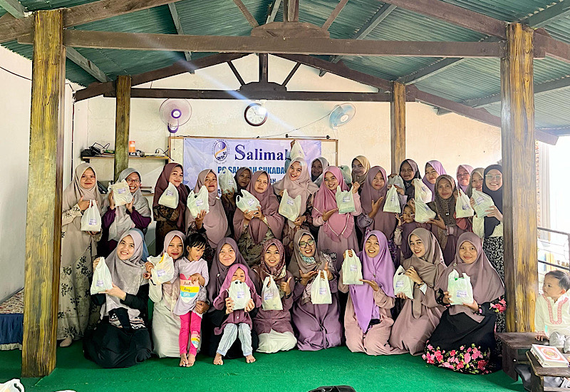 Salimah Sukadana Lamtim Bagikan Makanan Berbuka Puasa