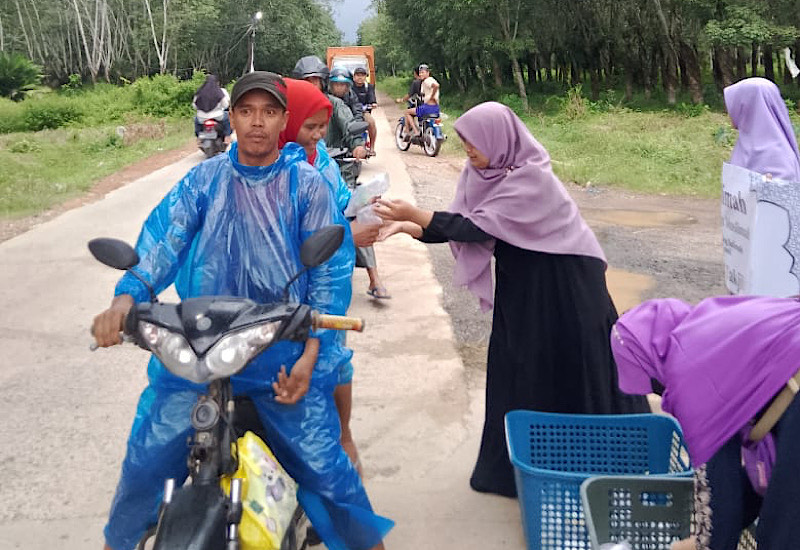  Salimah Tanjungsari Berbagi Makanan Berbuka di Depan Gapura Desa Kertosari