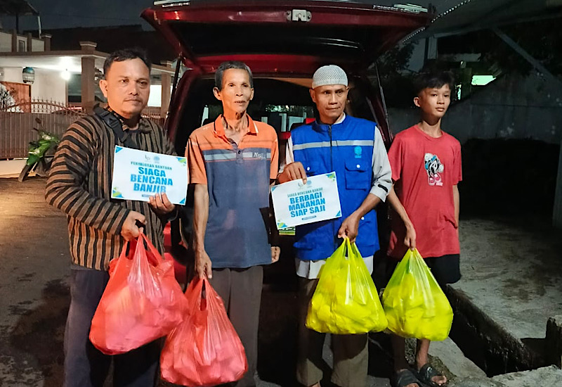  LAZDAI Peduli Bagikan Makanan Siap Saji Warga Terdampak Banjir Way Halim Permai