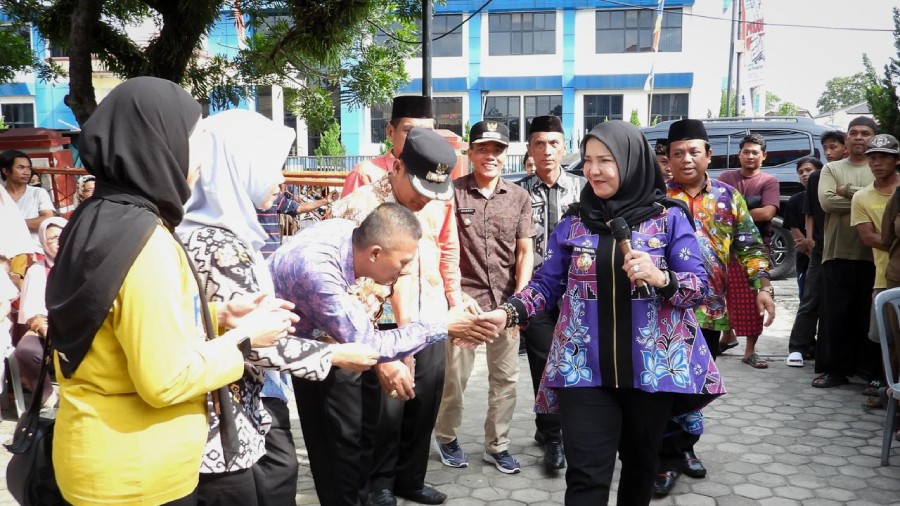  Eva Dwiana Salurkan Beras Baznas Bandar Lampung