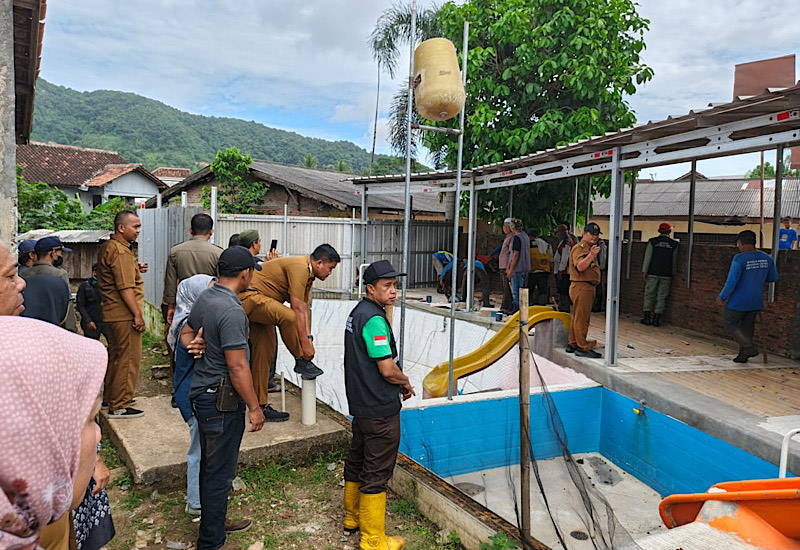  Pemkot Bandar Lampung Bongkar 10 Bangunan Semipermanen di Atas Sungai