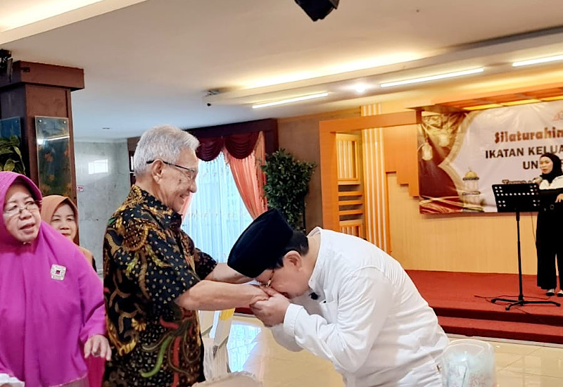 Nasrullah Yusuf cium tangan Hairi Fasyah
