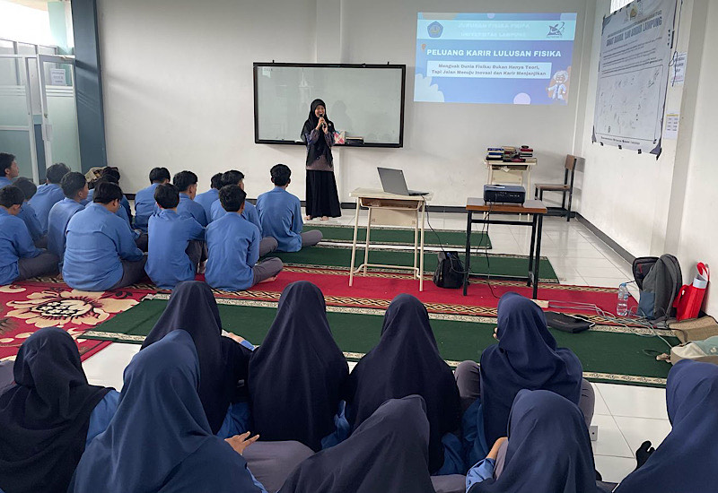  Dosen Fisika MIPA Unila Ahmad Faruq Abdurrahman Sosialisasi di SMAIT Daarul ‘Ilmi
