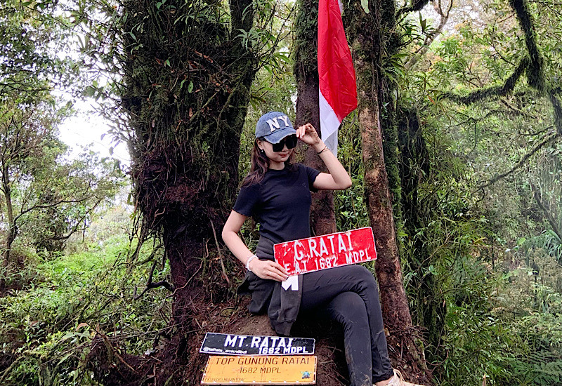  Model Lampung Qisya Perdana Muncak Gunung Ratai, Nikmati Sensasi Meski Dibikin Uji Nyali