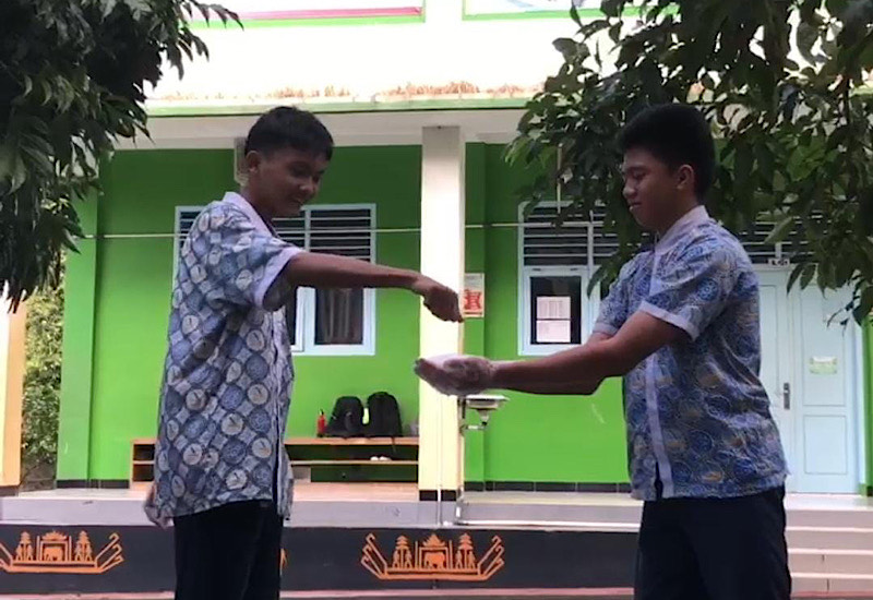  Siswa SMPIT Daarul Ilmi Main Api di Lapangan Sekolah