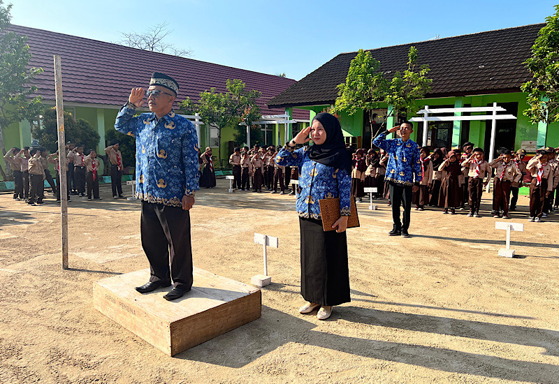  Siswa SDN 1 Way Harong Tanggamus Ikuti Upacara Hardiknas, Semua Petugasnya Guru