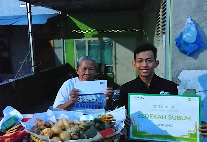  Penjual Kue Jajanan Pasar Zubaidah Terima Bantuan Tim Sedekah Subuh IZI Lampung