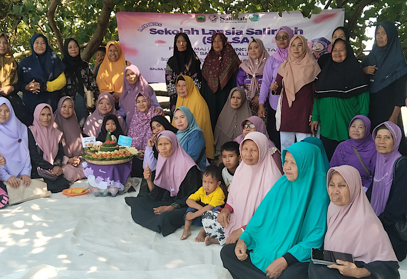  Sekolah Lansia Salimah Way Lubuk Rayakan Hari Lanjut Usia Nasional di Pantai Masin Kalianda