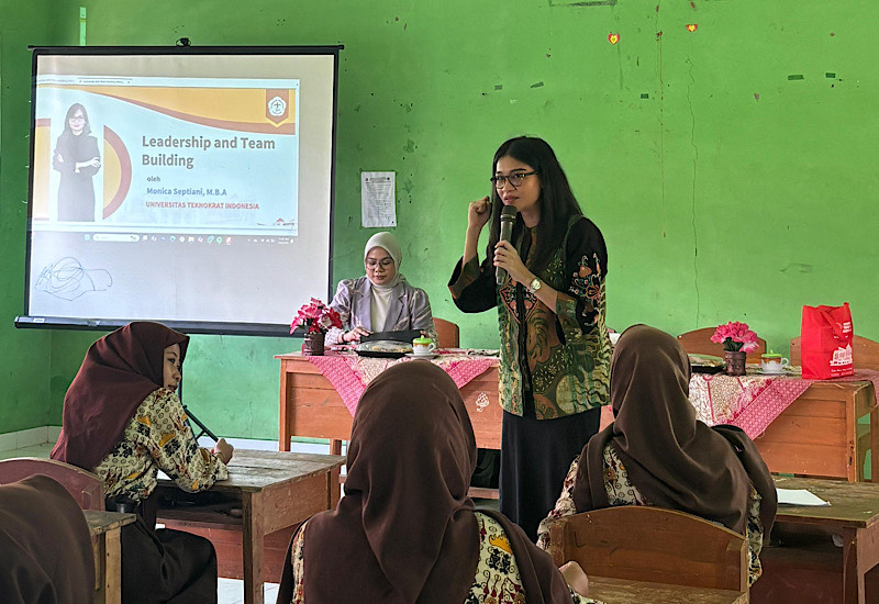  Dosen Universitas Teknokrat Indonesia Monica Septiani Paparkan Resep Jadi Pemimpin di SMKN 1 Tegineneng