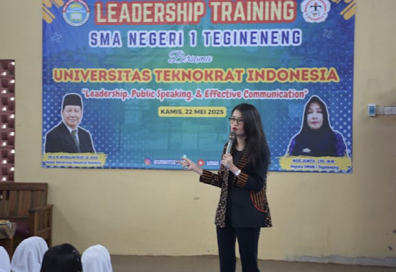  Dosen Universitas Teknokrat Indonesia Monica Septiani Sampaikan Materi Leadership & Team Building di SMAN 1 Tegineneng