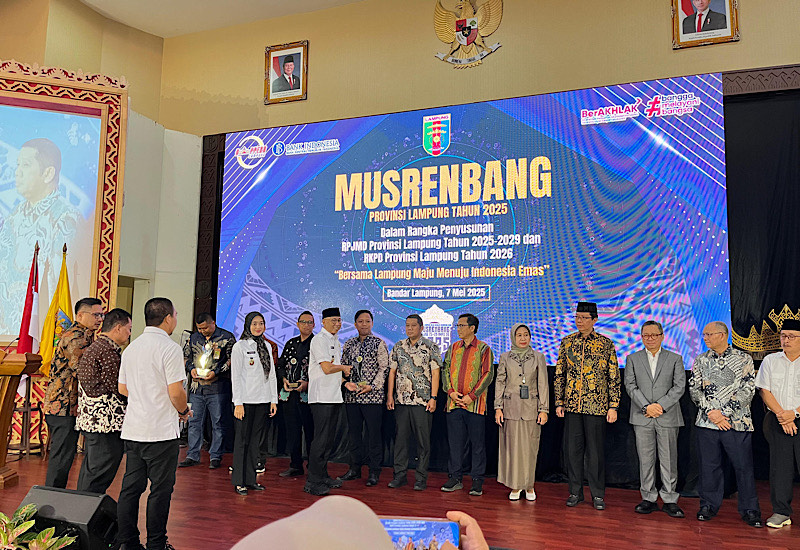  Program Kehati dan Konservasi Tanggamus Raih CSR Award, Gubernur Mirza Serahkan Penghargaan